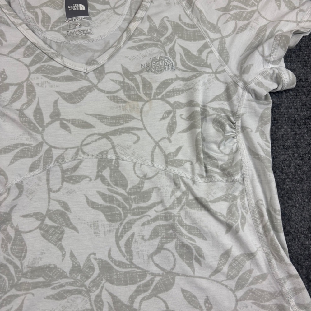 THE NORTH FACE Women’s Grey/White Print V-Neck Short Sleeve Shirt size: Large - Picture 2 of 7